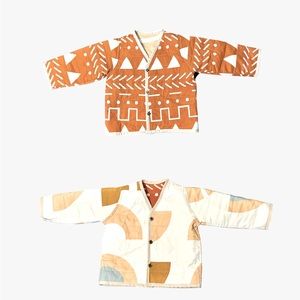 KIDS' SHAPES & ANGLES REVERSIBLE QUILTED JACKET IN ORANGE ABSTRACT